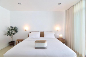 Beachfront Deluxe pool access room one-minute walk to Wonnapha beach FREE DISNEY PLUS